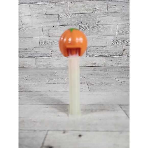 Vintage 1980 Glow in the Dark Pumpkin Jack-o-Lantern Pez Dispenser Halloween - Picture 3 of 5